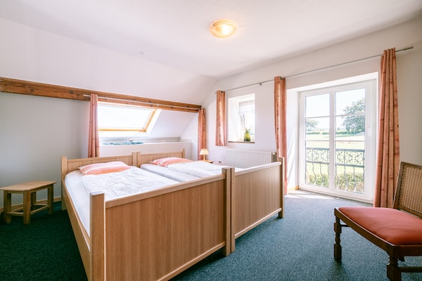 Ruim landhuis voor 30 personen in Amel-Möderscheid met sauna, speeltuin en grote tuin - thumbnail 4