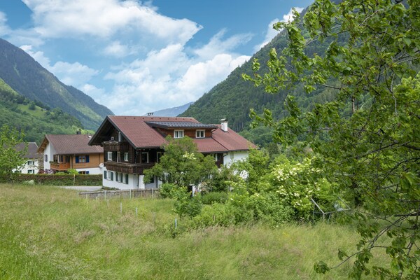 Ruim landhuis voor 18 personen aan de bosrand bij St. Gallenkirch - thumbnail 1