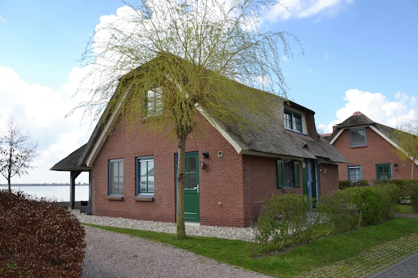 Vrijstaande rietgedekte villa aan Belterwiedemeer voor 6 personen - thumbnail 1