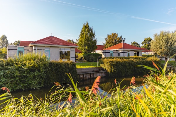 Vrijstaande watervilla bij IJsselmeer: luxe, rust en honden welkom - thumbnail 1