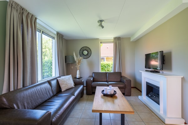 Villa aan het IJsselmeer: luxe vakantiehuis voor 8 personen in Andijk - thumbnail 1