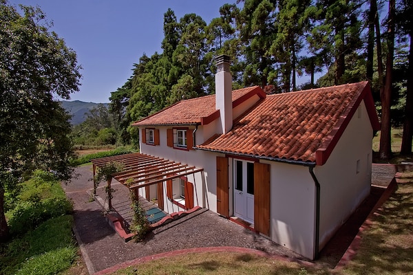 Vrijstaande cottage aan de golfbaan met zwembad en bergzicht in Santo da Serra - thumbnail 1