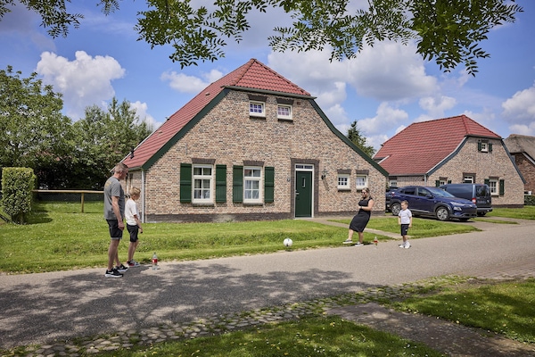 Vrijstaande 9-persoonsvilla op vijfsterrenpark Buitenhof De Leistert in Limburg - thumbnail 5