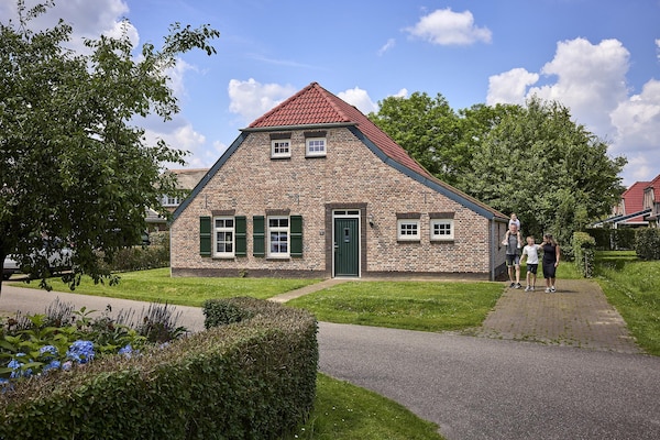 Vrijstaande 9-persoons villa met tuin op vakantiepark Buitenhof De Leistert - thumbnail 6