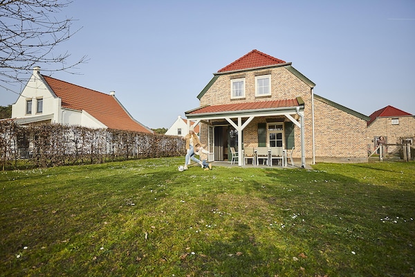 Luxe boerderijvilla met hottub, sauna en omheinde tuin op vakantiepark - thumbnail 1