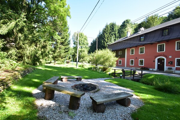 Ruim vakantiehuis voor 20 personen met privézwembad in Rudník, vlakbij Reuzengebergte - thumbnail 1