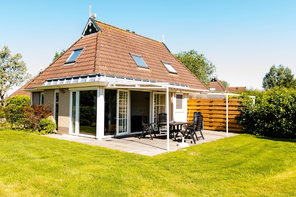 Wellnessbungalow aan het water met eigen aanlegsteiger in Eernewoud - thumbnail 1