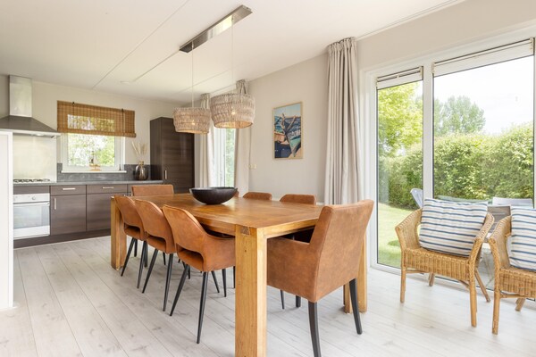 Wellnessbungalow aan het water in hartje Friesland voor 8 personen - thumbnail 6