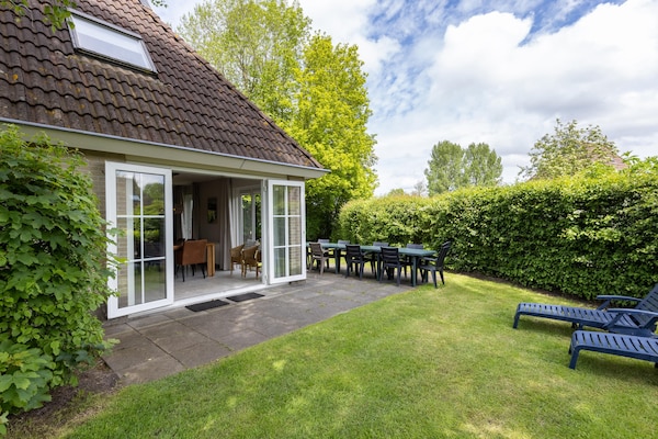 Wellnessbungalow aan het water in hartje Friesland voor 8 personen - thumbnail 1