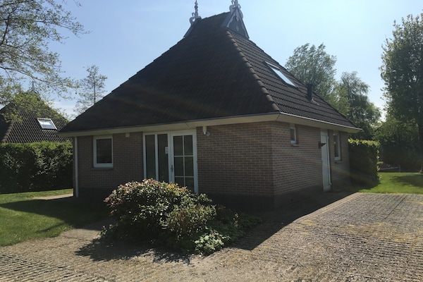 Vrijstaande waterbungalow voor 6 personen op landgoed It Wiid in Friesland - thumbnail 2