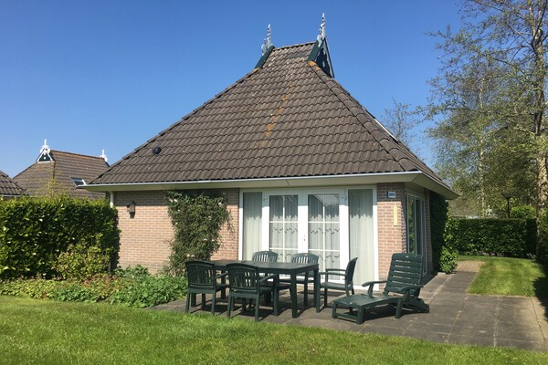 Vrijstaande waterbungalow voor 6 personen op landgoed It Wiid in Friesland - thumbnail 1