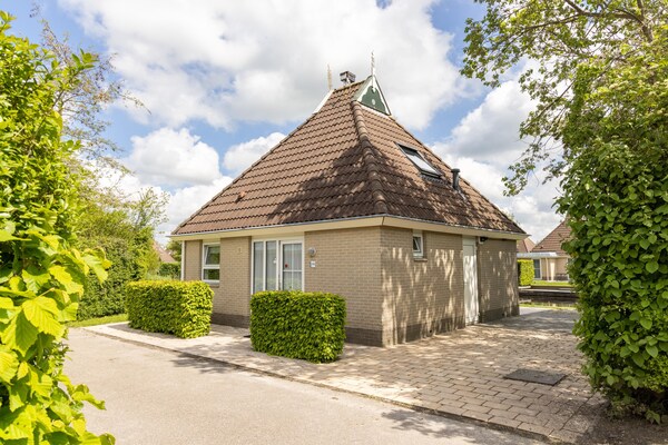 Charmante waterbungalow in hartje Friesland op Buitenplaats It Wiid - thumbnail 2