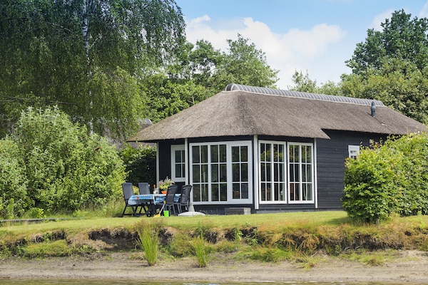 Modern chalet met airco en hondenvriendelijke tuin bij recreatiemeer Tolplas - thumbnail 1