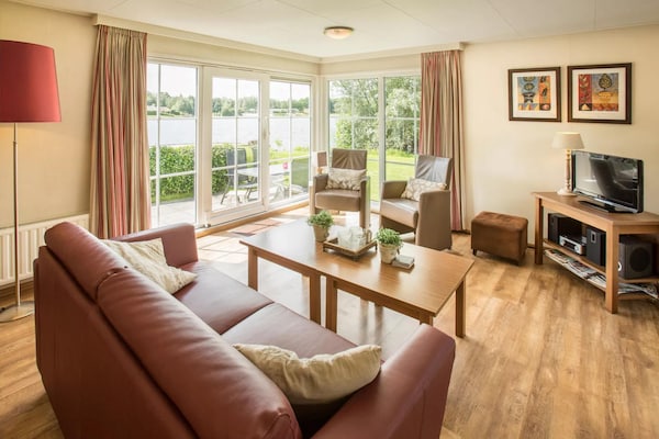 Comfortabel chalet met airconditioning en tuin op Recreatiepark Tolplas - thumbnail 2
