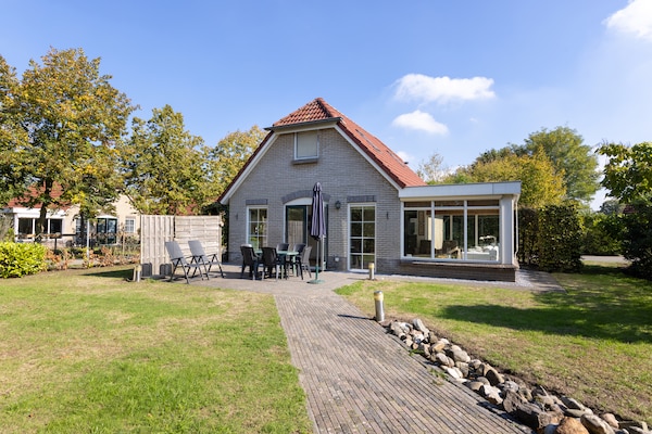 Wellness chalet met tuin en sauna op recreatiepark Tolplas in Hoge Hexel - thumbnail 1
