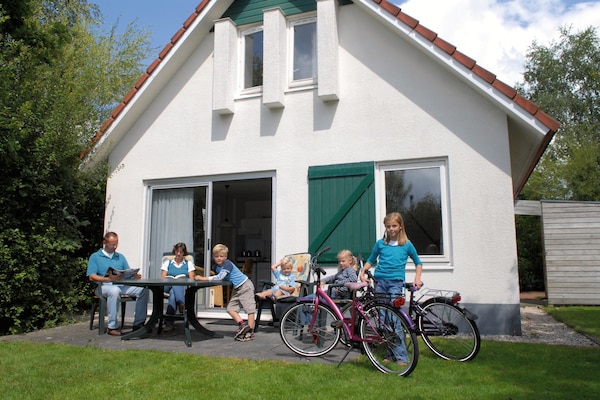 Vrijstaande 6-persoonsbungalow op kindvriendelijk vakantiepark in Drenthe - thumbnail 1