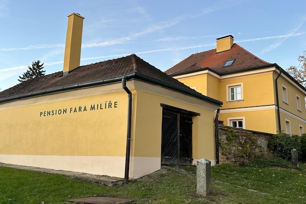 Ruim vakantiehuis voor 9 personen in de bossen van Milíre, vlakbij het Boheemse Woud - thumbnail 1