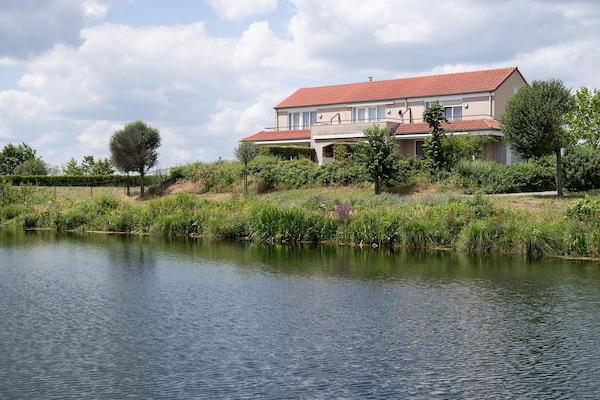 Havenwoning met uitzicht op de Maas in vakantiepark Heel - thumbnail 1