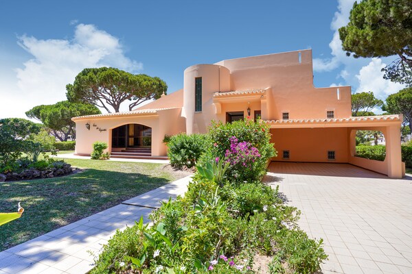 Imposante villa met 3 zwembaden nabij de jachthaven van Vilamoura - thumbnail 2