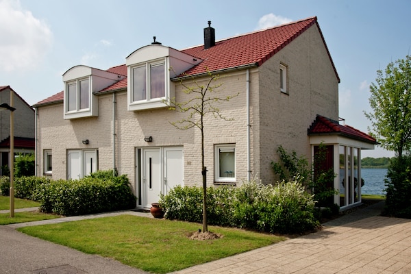 Waterwoning aan de Boschmolenplas voor 4 personen in Heel - thumbnail 1