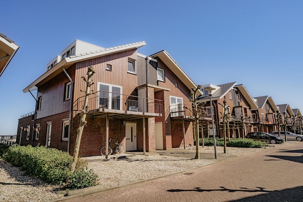 Sfeervol waterappartement met privéterras aan Uitgeestermeer - thumbnail 1