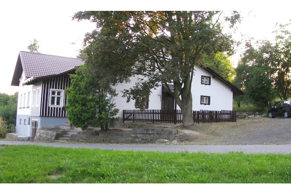 Chalet Nisou 2: Ruim familie-appartement in de bossen bij Zlatá Olešnice - thumbnail 1