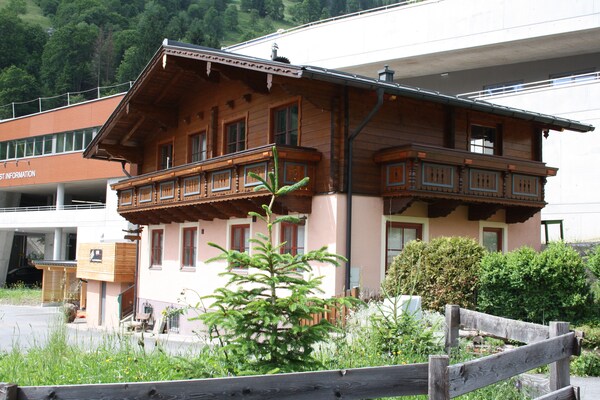 Centraal gelegen chalet in Dienten aan de piste voor 12 personen - thumbnail 3