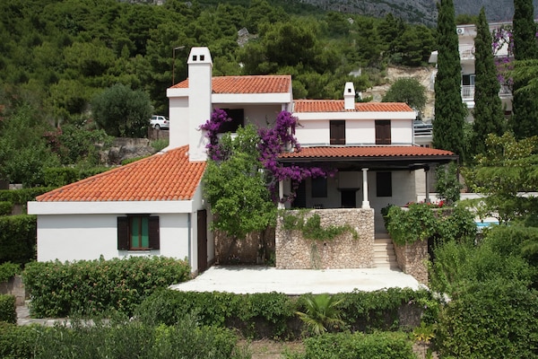 8-persoons villa met privézwembad in centrum Baska Voda - thumbnail 2