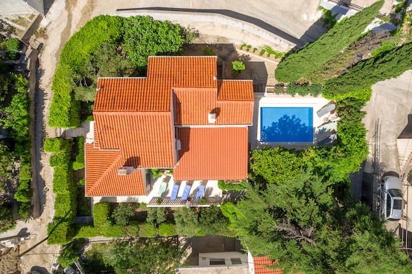 8-persoons villa met privézwembad in centrum Baska Voda - thumbnail 4