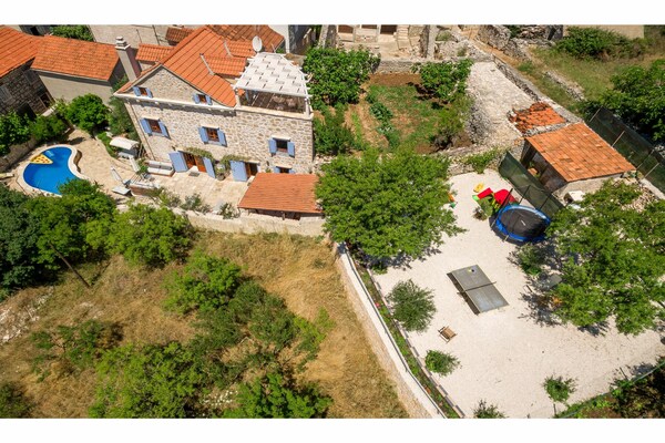 200 jaar oude stenen villa met privézwembad in centrum Milna, vlakbij zee - thumbnail 2