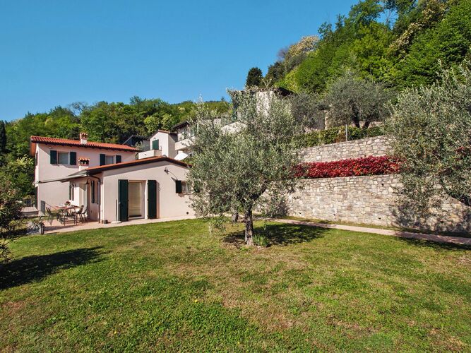 Attraktives Ferienhaus mit Seeblick in Gargnano, n Villa in Italien