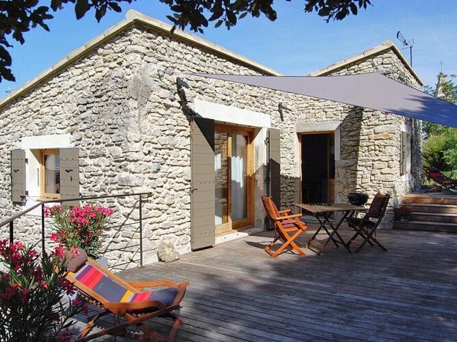 Pretty stone village house with private terrace, L Ferienhaus in Frankreich