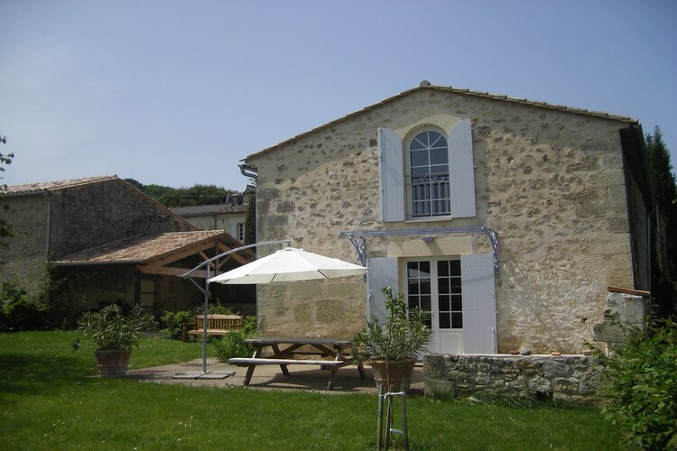 Mooi stenen huis met privé zwembad in de buurt van Saint-Emilion.