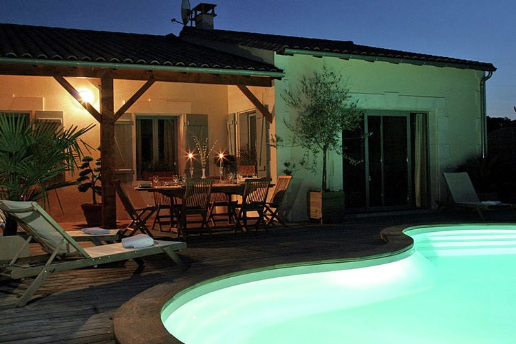 Luxus-Villa mit überdachter Terrasse im ländlichen Chalais
