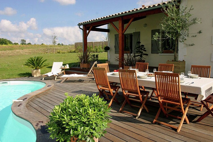 Luxus-Villa mit überdachter Terrasse im ländlichen Chalais