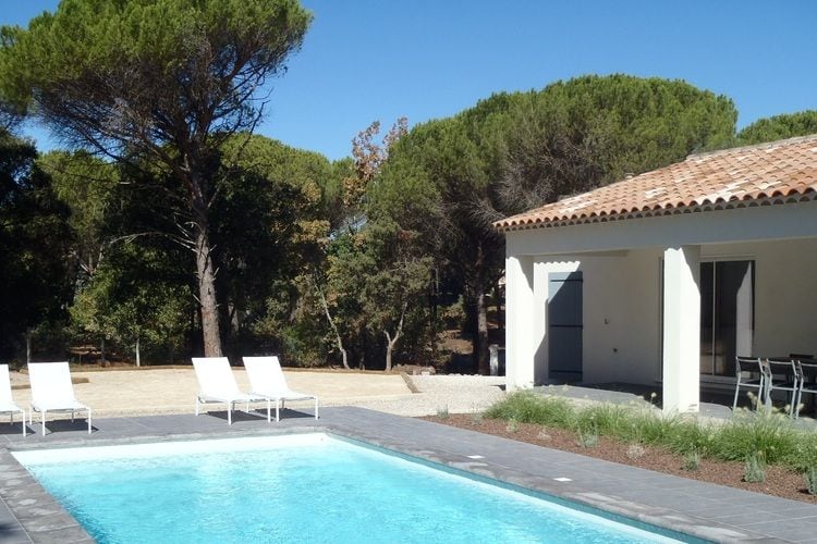 Moderne Villa in der Provence mit überdachter Terrasse