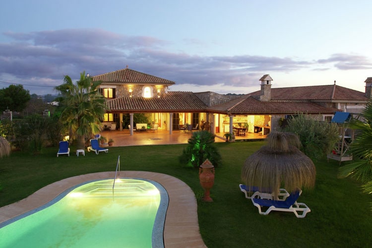 Luxuriöse Villa ideal für große Familien, und nur 2 km vom Strand