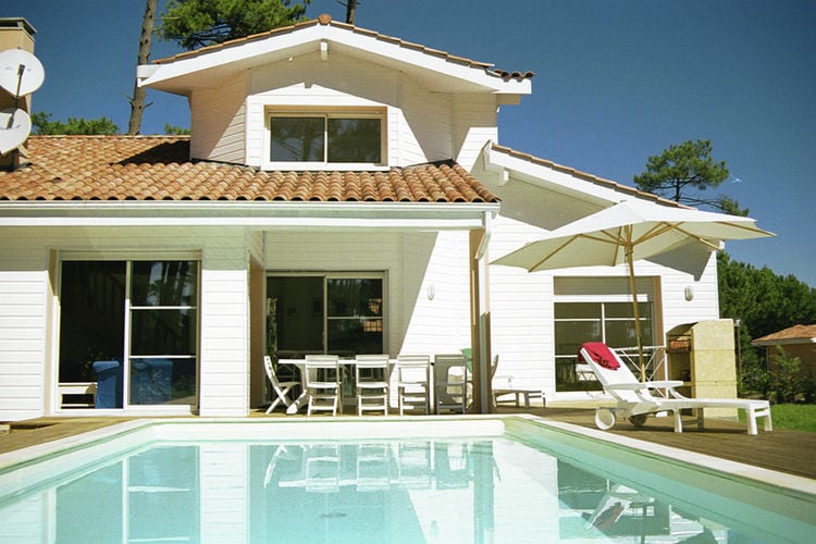 Luxe villa met privé zwembad op 900 m van het strand gelegen