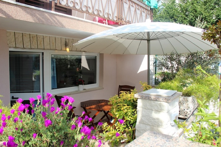 Knus ppartement bij het centrum van Portoroz met weelderige mediterrane tuin