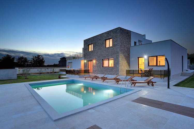 Moderne villa bestaande uit twee appartementen met privé zwembad, strand op 1 km