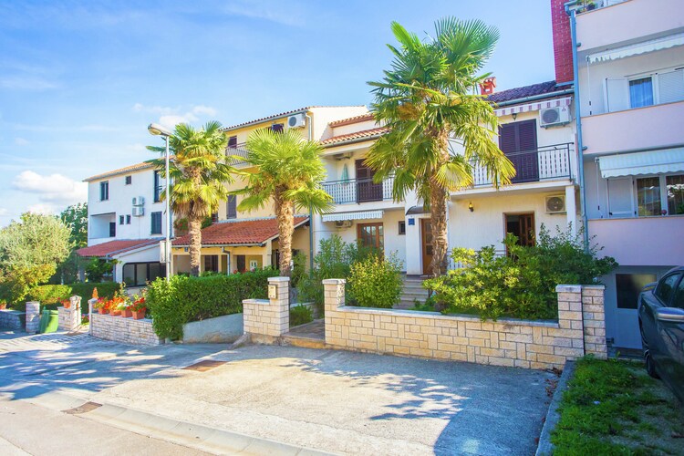 Apartment Vitas III With Balcony And Sea View