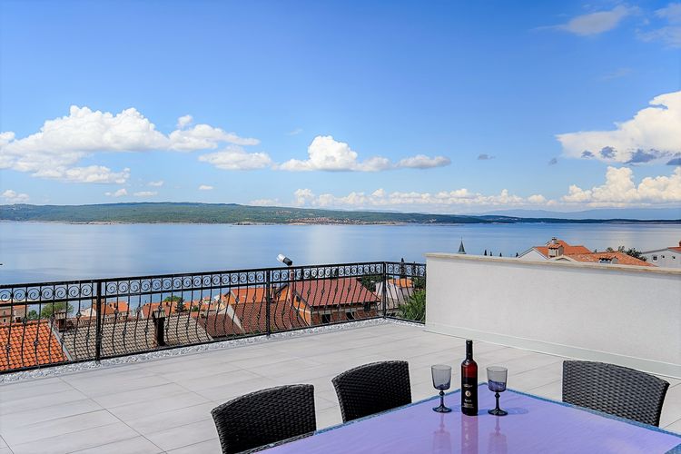 Apartment Queens II with Sea View in Selce\n