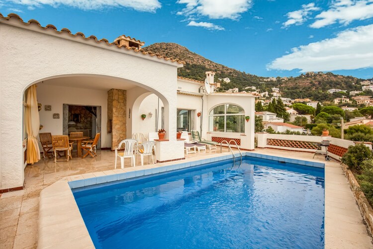 Modern vakantiehuis in Roses met privézwembad