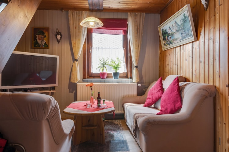 Rustiek vakantiehuisje met balkon en prachtig uitzicht