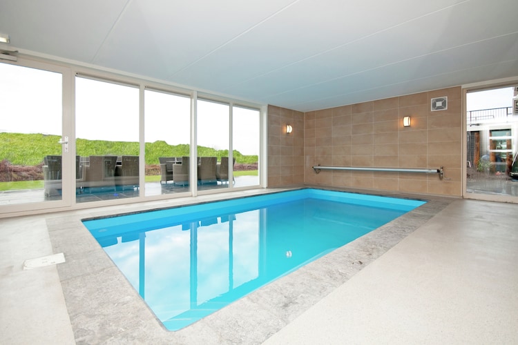 Luxe, stijlvol vakantiehuis met binnenzwembad, whirlpool, sauna en sunshower