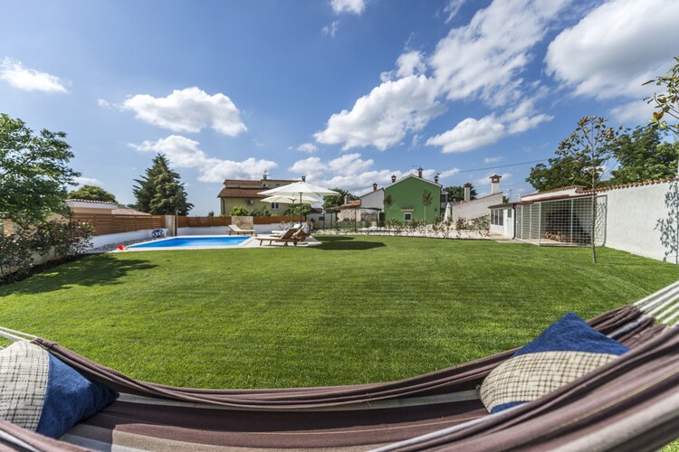 Comfortable Villa Deal with Private Pool and fenced Garden