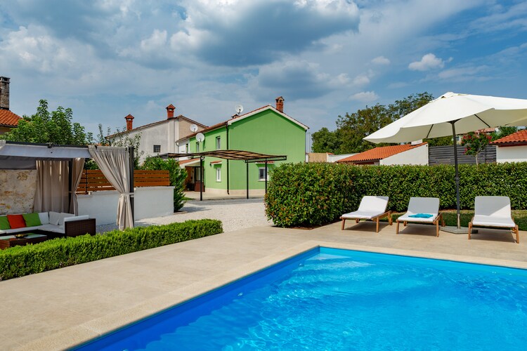 Comfortable Villa Deal with Private Pool and fenced Garden