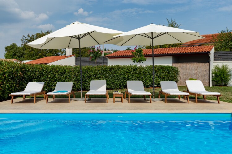 Comfortable Villa Deal with Private Pool and fenced Garden