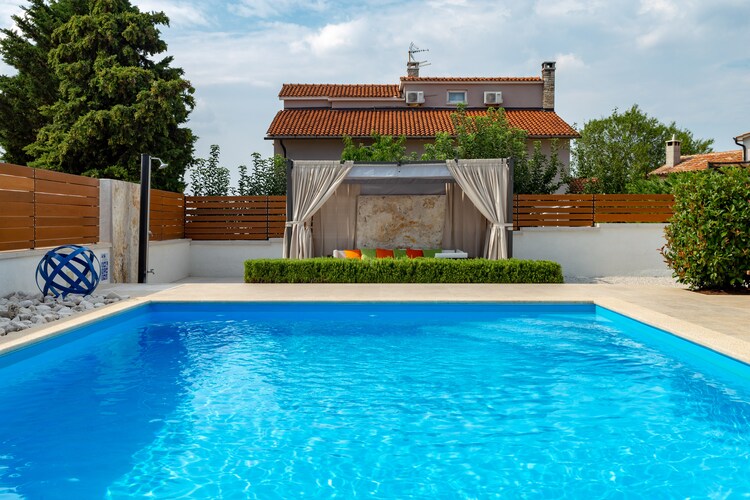 Comfortable Villa Deal with Private Pool and fenced Garden