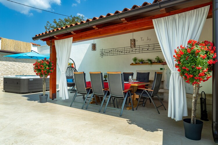 Comfortable Villa Deal with Private Pool and fenced Garden
